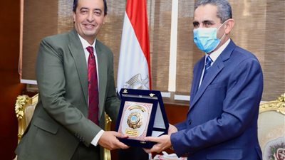 محافظ الغربية يبحث تكثيف برامج التوعية بمخاطر الإدمان للشباب (صور)