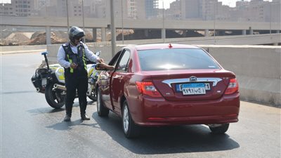 محافظ القليوبية يضبط 5 سيارات يسيرون عكس الاتجاه مطلع الطريق الحر 