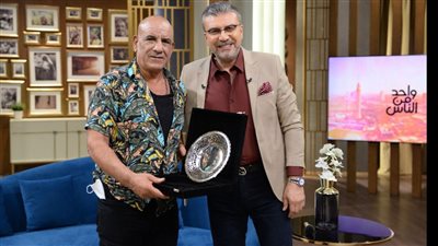 محمد لطفي يهدى درع تكريمه من 'واحد من الناس' للمخرج خيرى بشارة