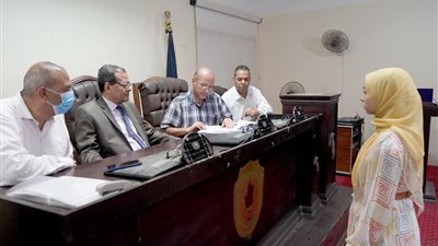 رئيس جامعة سوهاج يشهد المقابلات الشخصية للمتقدمين لمدرسة التدريب المزدوج