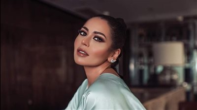 بفستان أزرق..لقاء الخميسي تبهر جمهورها بأحدث ظهور 