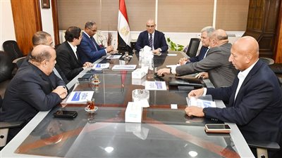 وزير الإسكان يلتقي ممثلى إحدى الشركات المصرية لمناقشة توفير الطلمبات اللازمة لمشروعات مياه الشرب والصرف الصحى