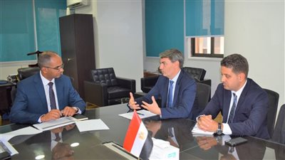 نائب وزير الإسكان للبنية الأساسية يبحث مع ممثلي بنك الاستثمار الأوروبي موقف مشروعات المياه والصرف الجاري تنفيذها