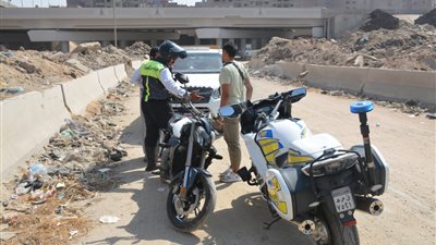 محافظ القليوبية يضبط 3 سيارات ودراجة نارية يسيروا عكس الاتجاه بالطريق الدائري