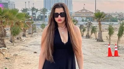 منى فاروق ترقص على أغنية 