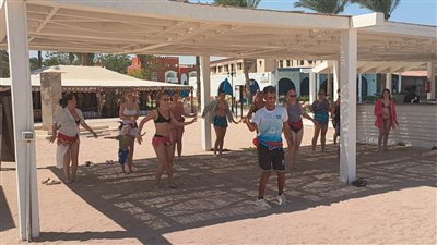 سائحات يتلقين دروسا في الرقص الشرقي على شواطئ الغردقة (صور)