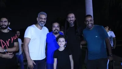 شاهد.. عيد ميلاد هاني عادل مع أسرة مسلسل «الغراب»