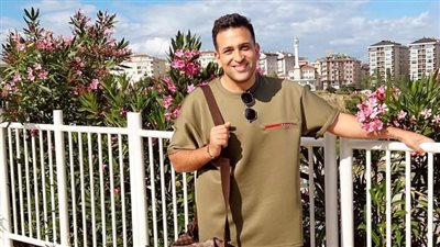 تامر حسين يروج لأحدث أغانيه