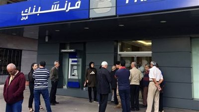 البنزين كلمة السر.. التفاصيل الكاملة لاقتحام المصارف في لبنان