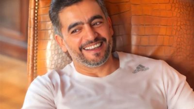 إطلالة أنيقة لـ هاني سلامة في أحدث ظهور لهُ