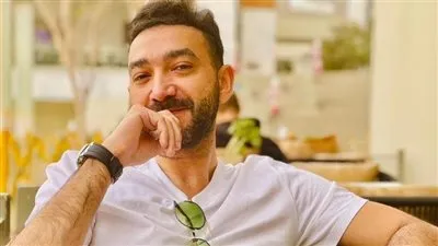 نادر حمدي يحتفل بعيد ميلاده برفقة شيكو وأكرم حسني