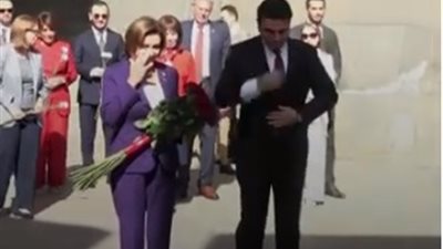 شاهد.. بكاء رئيسة مجلس النواب الأمريكي أمام النصب التذكاري لإبادة الأرمن بأرمينيا