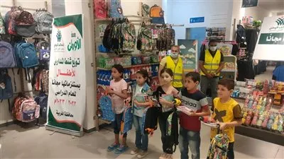 توزيع شنط وأدوات مدرسية بالمجان على 4000 طالب من الأيتام بأسوان
