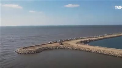 أحدث تصوير جوي لأعمال مشروع حاجز الأمواج الغربي الجديد لميناء دمياط (فيديو)