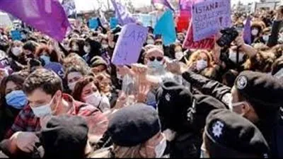 مئات المتظاهربن يحتشدون في تركيا ضد المثليين