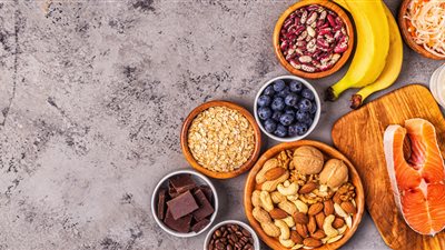 «الشكولاتة والبيض» الأبرز.. أطعمة لمقاومة الاكتئاب وتحسين المزاج