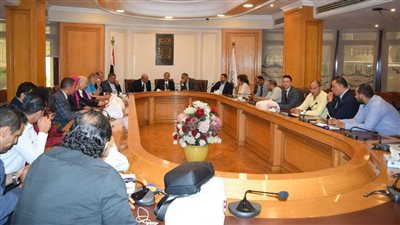 إبراهيم العربي يكرم فريق عمل غرفة القاهرة بعد نجاح 