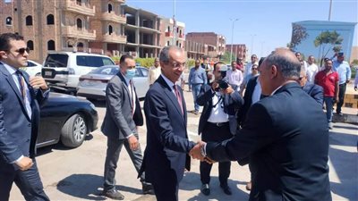 عمرو طلعت يتابع أعمال تطوير البنية التحتية للاتصالات في قنا 