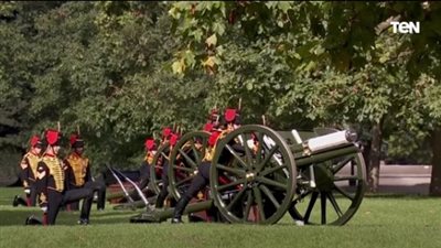 طلقات تحية من المدفعية الملكية عقب انتهاء قداس جنازة الملكة إليزابيث (فيديو)