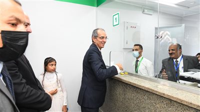 وزير الاتصالات ومحافظ قنا يفتتحان 3 مكاتب بريد مطورة 