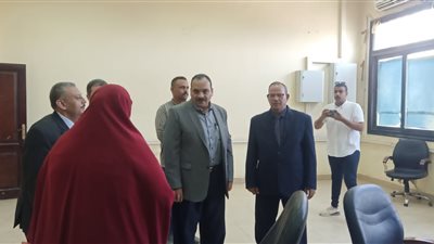 نائب رئيس جامعة بنها يتفقد إجراءات الكشف الطبي على الطلاب الجدد 
