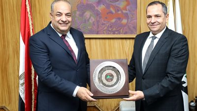 المهندسين تكرم هشام يحيى الحاصل علي المركز الثاني عالميا بمؤتمر جنيف للإختراعات