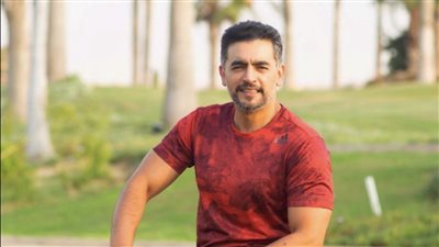 بهذه الطريقة.. هاني سلامة يغازل جمهوره بأحدث ظهور له 