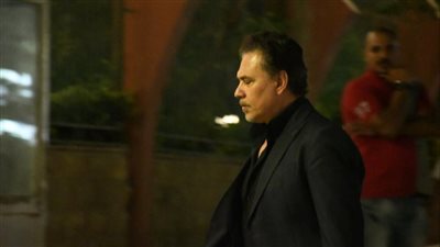 شاهد.. محمد رياض يقوم بأداء واجب العزاء في زوجة الفنان خالد زكي 