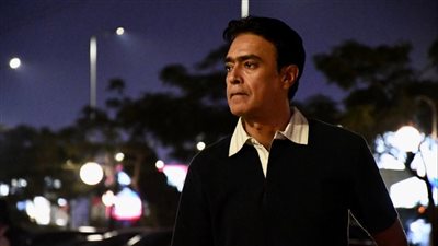 شاهد.. كريم كوجك يحضر عزاء زوجة الفنان خالد زكي 