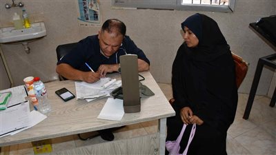 إقبال كبير من أهالي سفاجا على قافلة جامعة المنصورة (صور) 