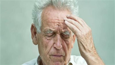أستاذ طب نفسي للمسنين يوضح أعراض الإصابة بالزهايمر (فيديو)