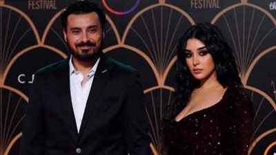 جيهان خليل بصحبة إسلام حافظ على السجادة الحمراء لمهرجان الدراما 