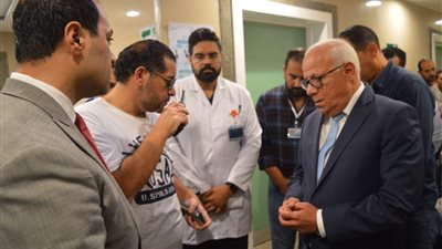 محافظ بورسعيد يزور مصابي حادث طريق 30 يونيو (صور)