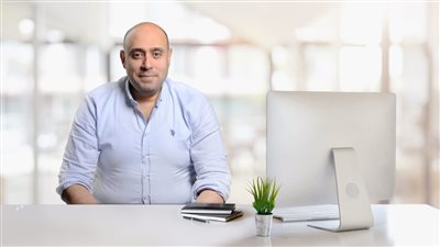 خبير تكنولوجي يطالب بتخصيص جلسة بالمؤتمر الاقتصادي لصناعة تطبيقات الهواتف الذكية