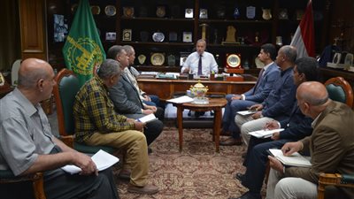 محافظ القليوبية يعقد اجتماعا لتطوير وتحسين منظومة النظافة ورفع الإشغالات 