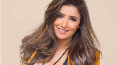 مي عمر تخطف الأنظار في أحدث ظهور لها 