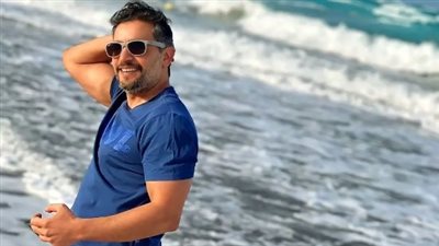 شاهد.. أحدث ظهور للفنان هاني سلامة أثناء قضاء الإجازة الصيفية