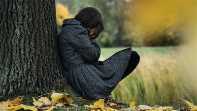 استشاري صحة نفسية: نسبة إصابة السيدات باكتئاب الخريف 4 أضعاف الرجال (فيديو)