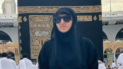 بـ العباءة والحجاب.. شذى حسون تؤدي مناسك العمرة