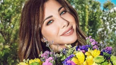 نانسي عجرم تخطف الأنظار بإطلالة بسيطة من وسط الورود