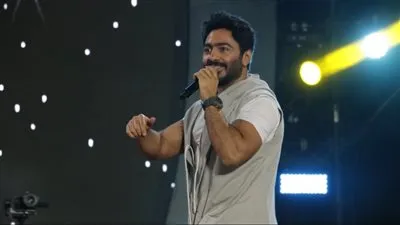 تامر حسني.. وموقف إنساني جديد بحفل الإسكندرية(فيديو) 