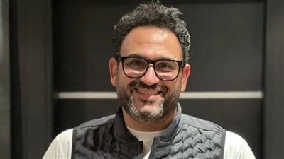 الليلة.. أكرم حسني يعرض مسرحية 