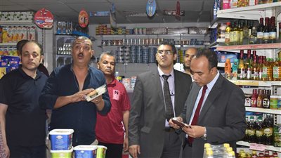 نائب محافظ المنيا يضبط منتجات منتهية الصلاحية داخل مجمع استهلاكي