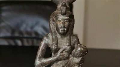 مصر تستعيد تمثال أثري للمعبودة إيزيس من سويسرا