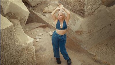 مطربة أمريكية تثير الجدل بجلسة تصوير في مقبرة مكتشفة حديثا بالهرم الأسود