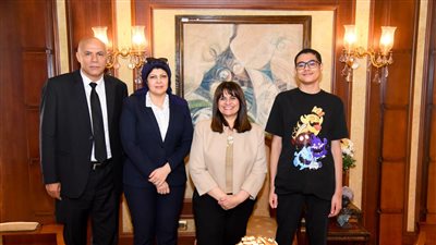 وزيرة الهجرة تستقبل الفائز ببطولة العالم في إحدى الألعاب الإلكترونية 