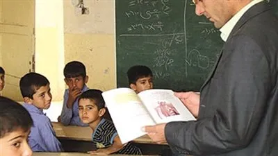 مبادرة أنا المعلم.. بطاقة خصومات في يد المدرسين 