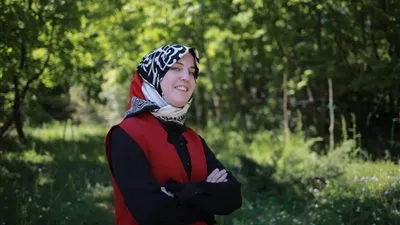 البريطانية سلوى لورين تناجي ربها فى كليب 