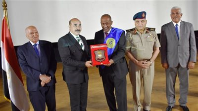 محافظ أسوان يكرم 236 خريجا من النقابات المهنية (صور)