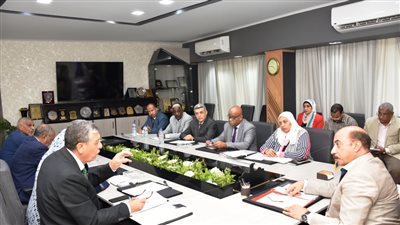 محافظ أسوان يشدد على جاهزية المدارس وانتظام العملية التعليمية.. ويهدد المتقاعسين